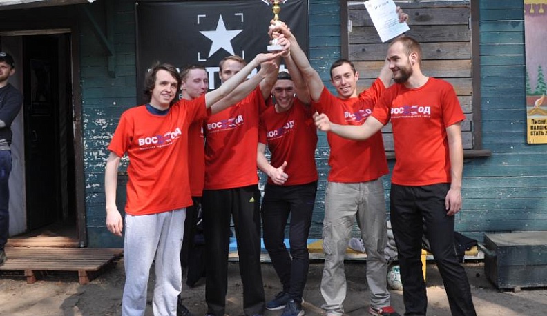 В Калуге работающая молодежь сразилась в лазертаг