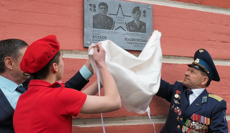 На здании школы №6 в Калуге появилась мемориальная доска двум выпускникам