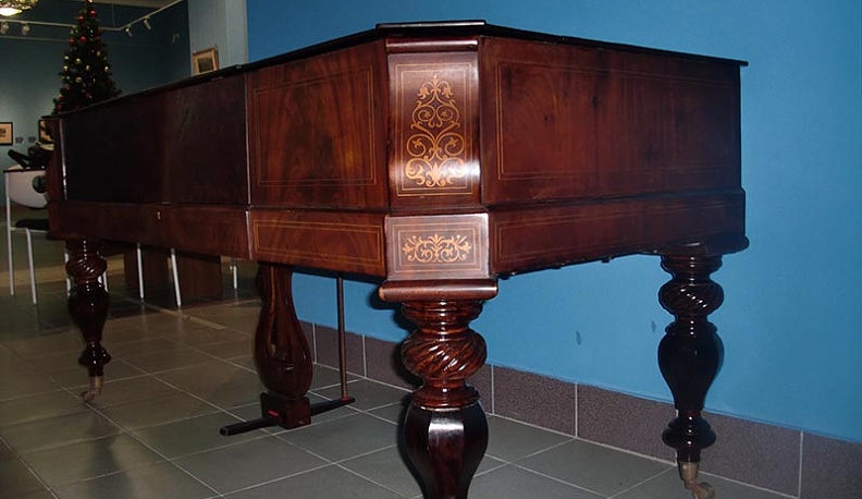 В Калужском музее изобразительных искусств можно увидеть тафель-клавир XIX века
