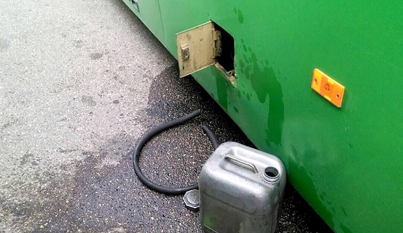 Водитель автобуса в Калуге слил топлива на 45 тысяч рублей