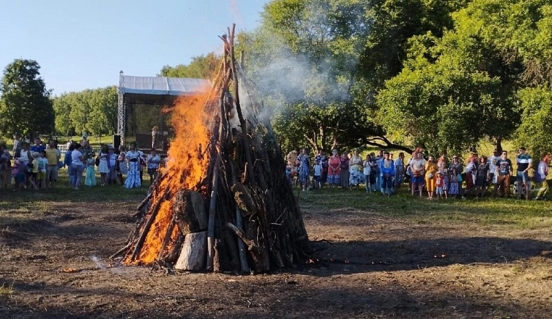 Несколько сотен жителей Обнинска приняли участие в гуляниях на праздник Ивана Купалы