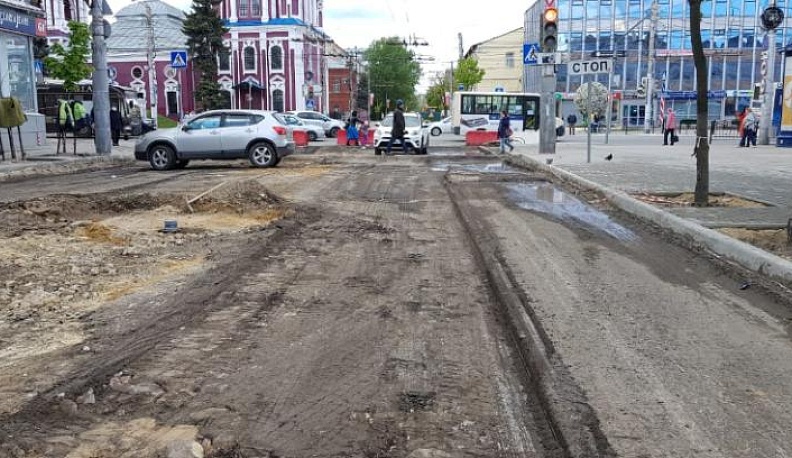 Более ста рабочих ремонтируют дорогу по улице Московской