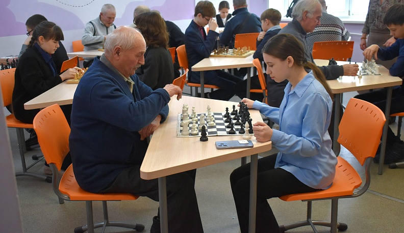 Ветераны и школьники из Кирова приняли участие в шахматном турнире