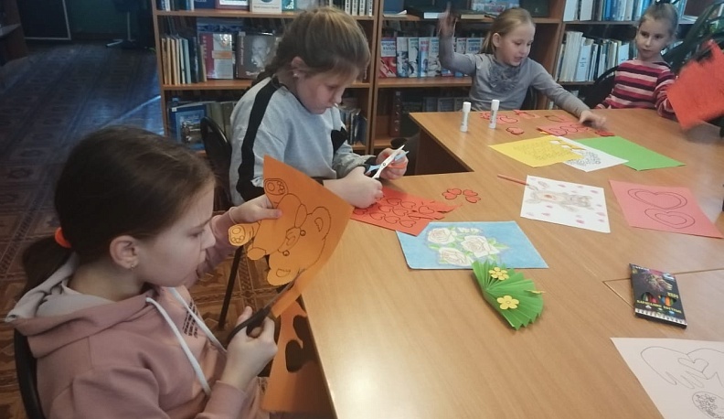 В Перемышльском районе юные читатели поздравили мам с праздником