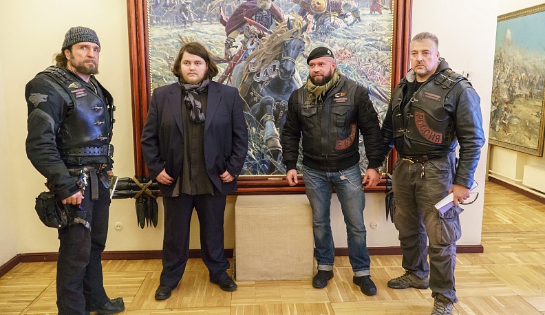 Лидер «Ночных волков» узнает больше о творчестве Павла Рыженко