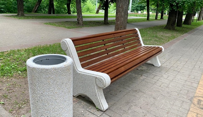 В Калуге на Золотой аллее появились экологичные лавочки