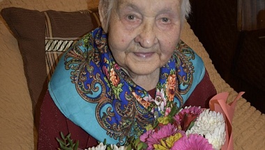 Поздравления с вековым юбилеем приняла вдова участника Великой Отечественной войны в Дзержинском округе