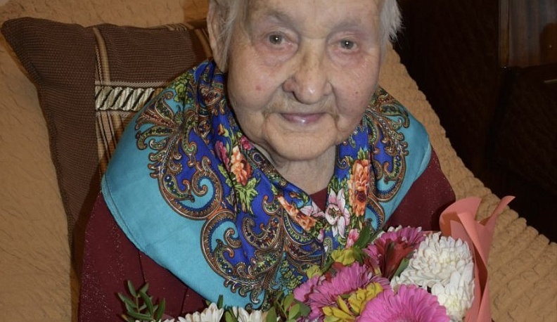 Поздравления с вековым юбилеем приняла вдова участника Великой Отечественной войны в Дзержинском округе