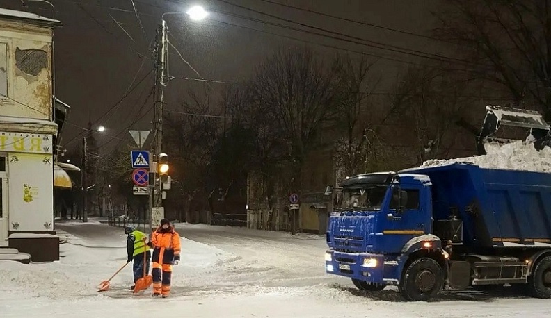 В Калуге продолжается уборка улиц от снега