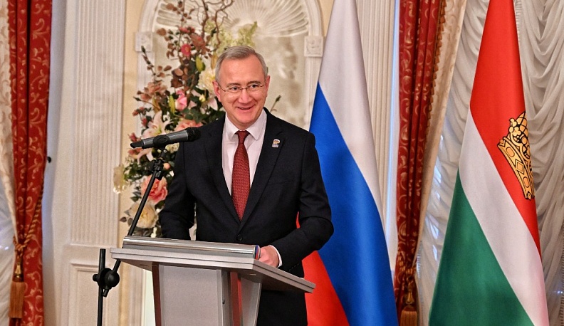 Владислав Шапша вручил регалии Почётного гражданина Калужской области Юрию Зельникову 