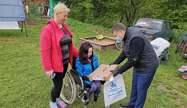 Единоросс Сослан Такаев в День защиты детей подарил девушке-инвалиду ноутбук