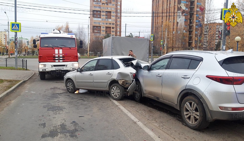 Утром в Калуге столкнулись автомобили «Киа», «Лада» и «Газель»