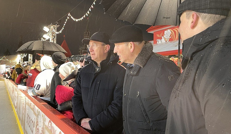 Сборная команда Калужской области и Службы коменданта Московского Кремля провели товарищеский хоккейный матч на Красной площади