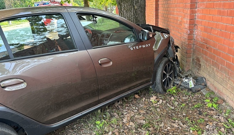 В Обнинске иномарка врезалась в забор