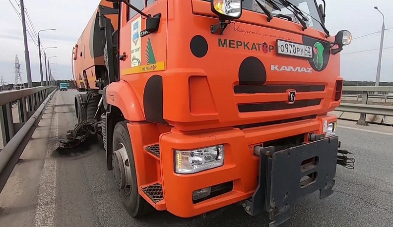 В Калуге улицы чистят от песка и пыли