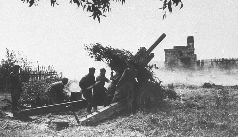 «На плечи взяв нелегкий груз эпохи…»