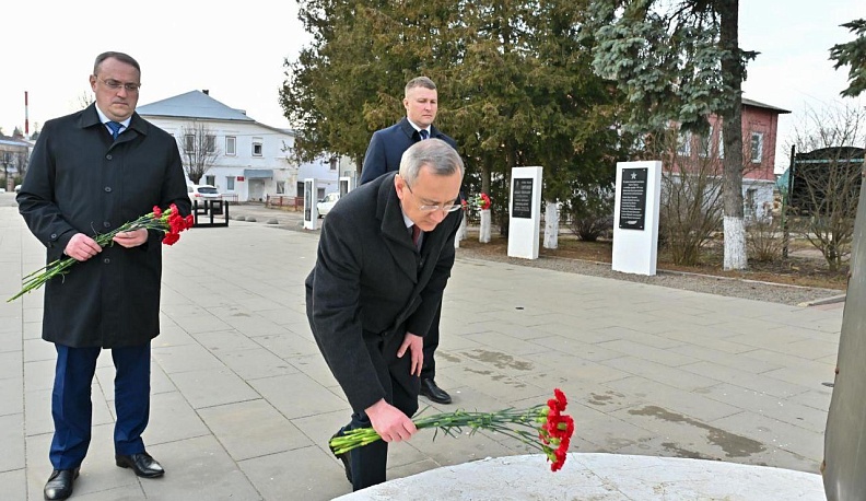 Владислав Шапша возложил цветы на Аллее героев в Тарусе