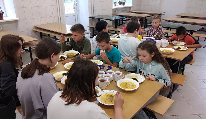 Юхновчане рисовали с художником Николаем Котиком в экологическом лагере