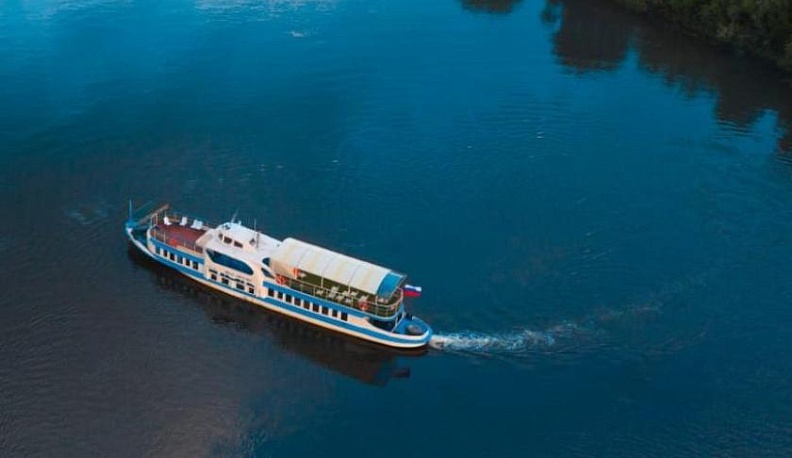 В Калуге неизвестные засыпали песок в двигатель теплохода Иван Ципулин