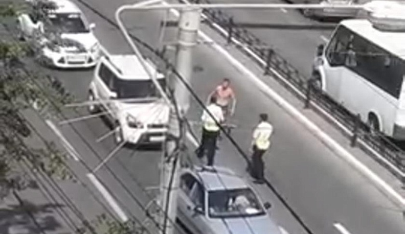 Следователи устанавливают обстоятельства задержания мужчины в центре Калуги. Видео