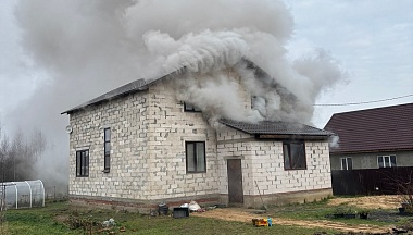 Депутаты помогли семье погорельцев в Ферзиковском округе