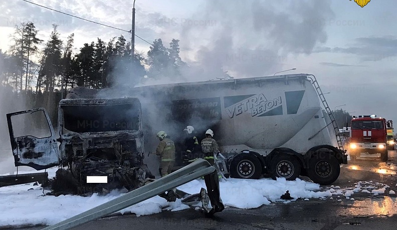 Под Малоярославцем цементовоз вылетел на ограждения и загорелся