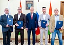 Владислав Шапша вручил Благодарственные письма Президента жителям Калужской области за помощь Донбассу