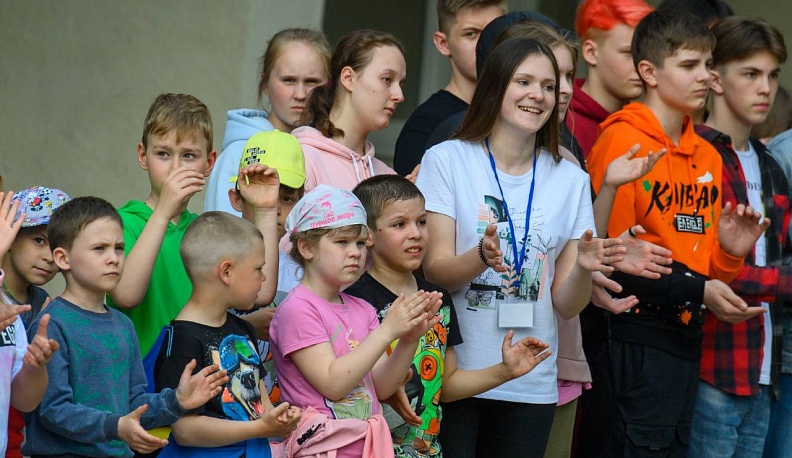 Владислав Шапша поздравил детей в лагере «Сокол» с началом каникул