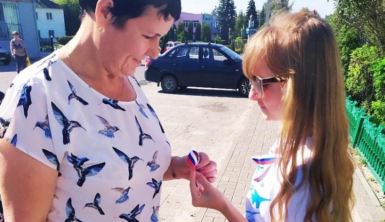 В Хвастовичах прошел турнир по мини-футболу и раздача ленточек цветов триколора