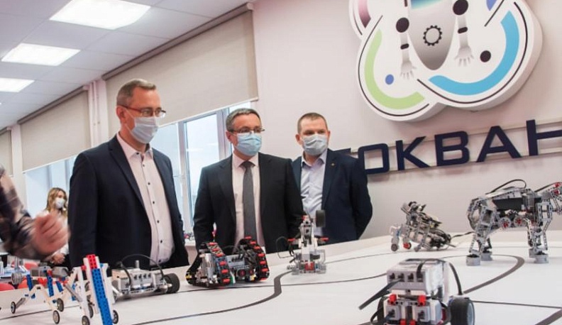 Владислав Шапша посетил детский технопарк «Кванториум» и ознакомился с его возможностями дистанционного обучения