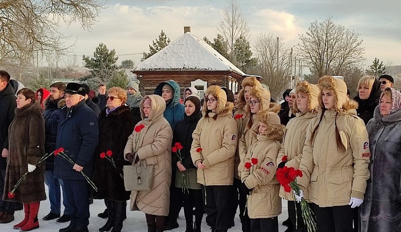 В день 126-летия Г.К. Жукова земляки-калужане возложили цветы к его мемориалу