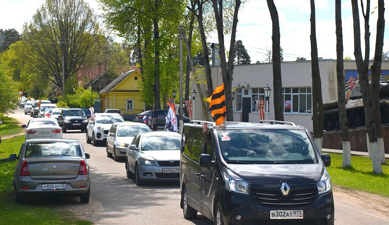 В Юхнове состоялся автопробег по боевым местам