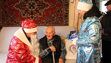 В Сухиничском округе ветерана поздравили с наступающим Новым годом