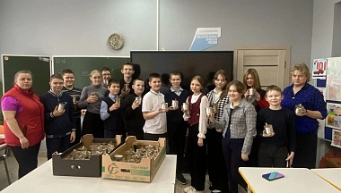 Жиздринские школьники изготовили окопные свечи для участников СВО