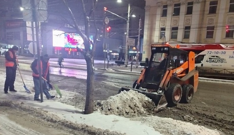 Городские службы круглосуточно очищают от снега калужские дороги