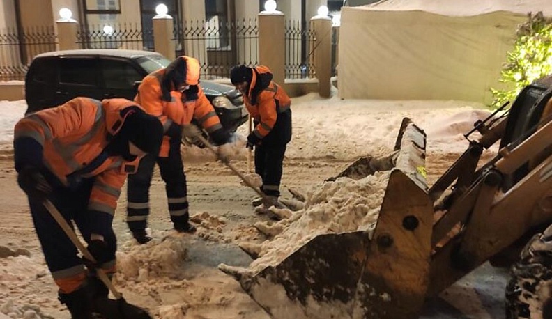 В субботу Калугу от снега чистят 98 машин и 140 рабочих