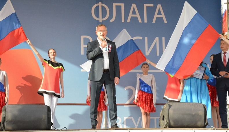 Калужане отметили День Государственного флага РФ флешмобом и праздничным концертом
