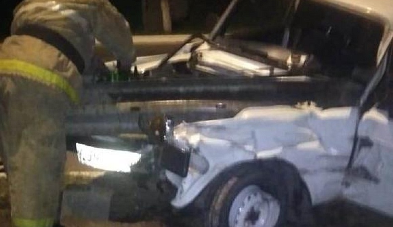 В Юхновском районе ВАЗ на скорости врезался в отбойник