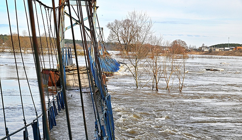 Так выглядел мост через Угру в Товаркове весной 2013 года.