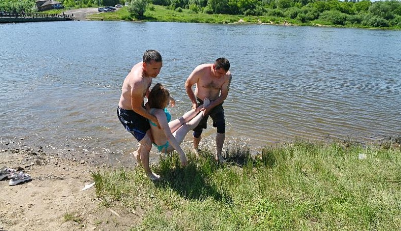 Спасатели демонстрируют, как оказывать помощь при утоплении.