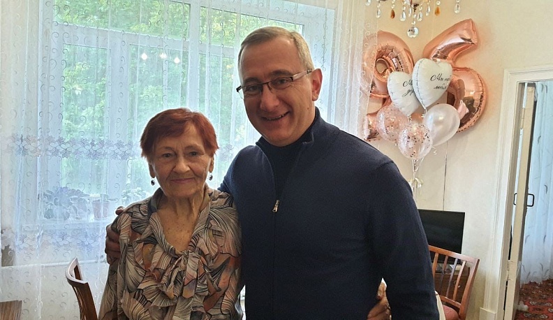 95-летний ветеран передала Владиславу Шапше папку с обращениями обнинцев