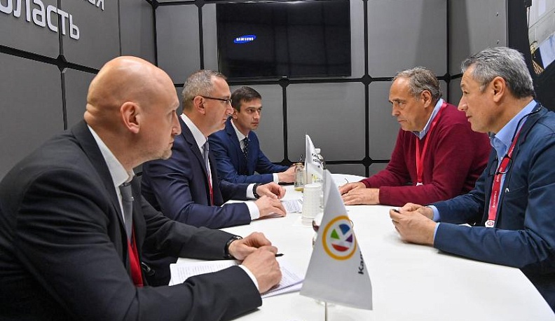 Австрийский холдинг «Кроношпан» планирует дополнительно инвестировать в развитие деревообрабатывающей промышленности Калужской области около 10 миллиардов рублей