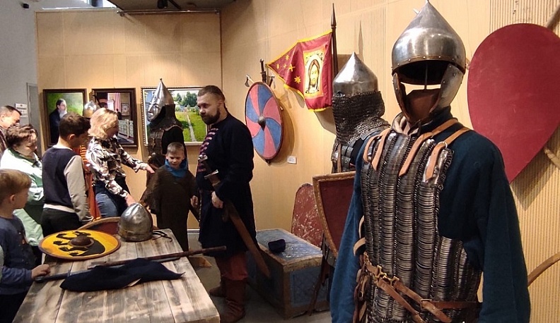 На фестивале «УграФест» открылись уникальные выставки костюма, портретов, оружия и доспехов