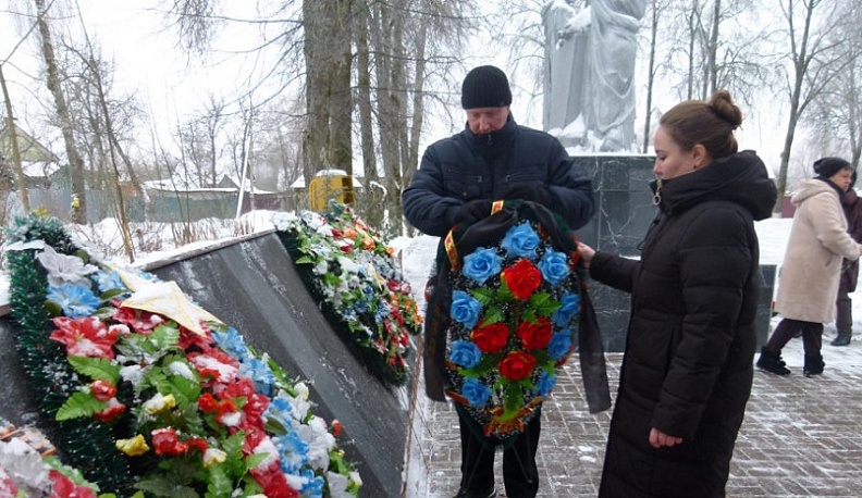 Износковцы возложили цветы к мемориалам воинских захоронений