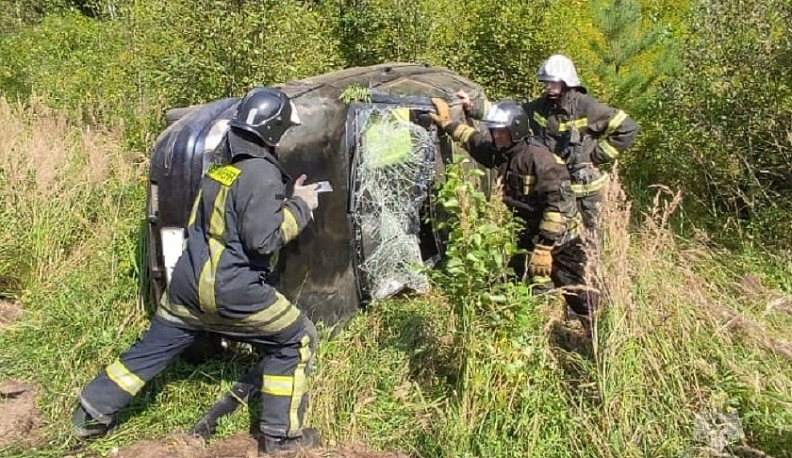 В Калужской области «ВАЗ 2112» съехал в кювет