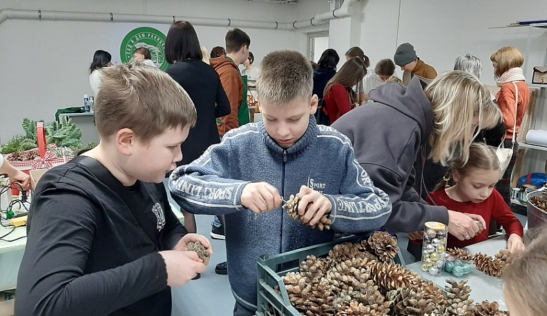 В Тарусе мастерили предметы декора из шишек румелийской сосны