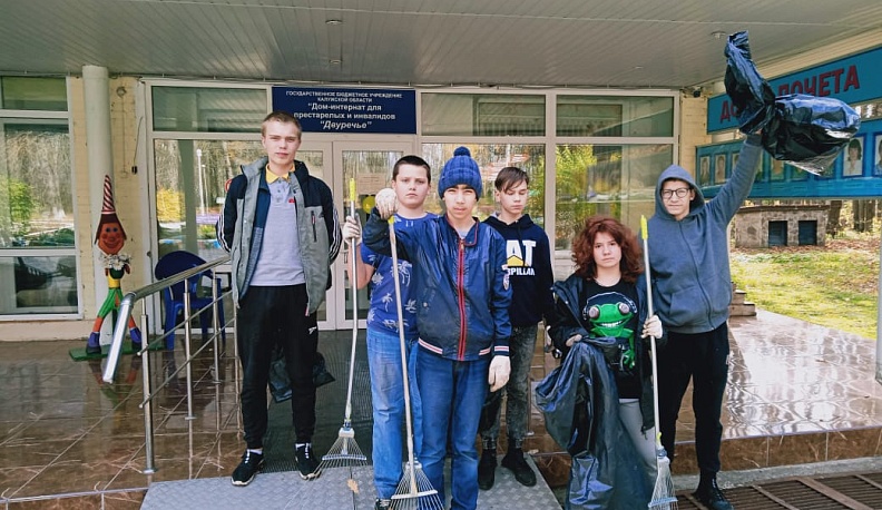 Молодёжь Кондрова организовала субботник в доме-интернате