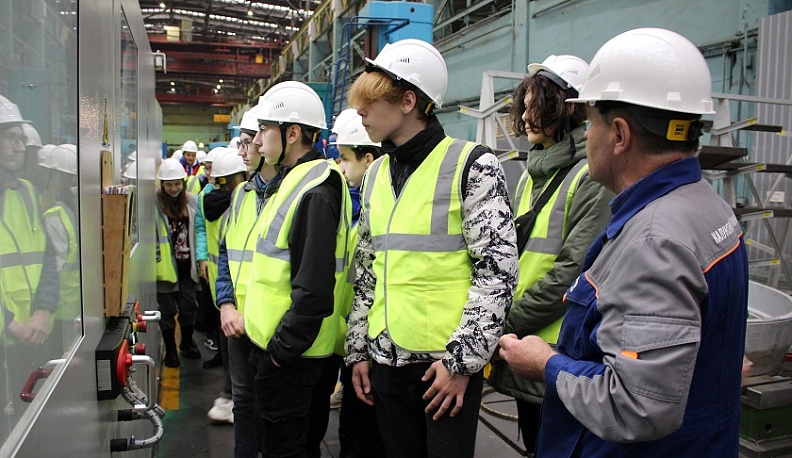 На ПАО «КТЗ» прошел день открытых дверей для школьников  