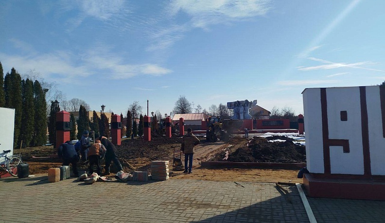 К 80-летию Победы в Мосальске обновляется территория у мемориала