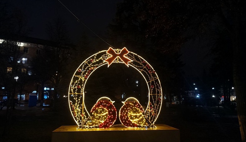 В Калуге убирают новогодние украшения